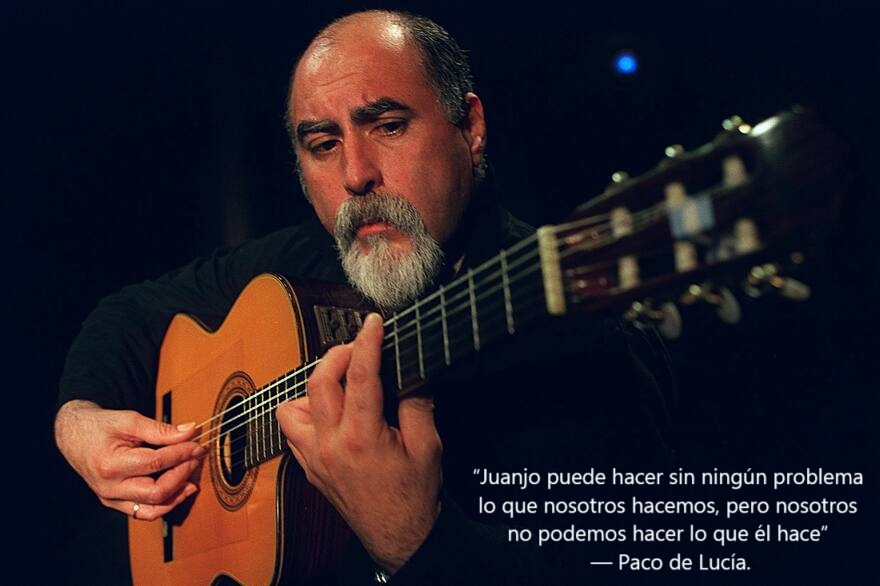 Juanjo tocando la guitarra